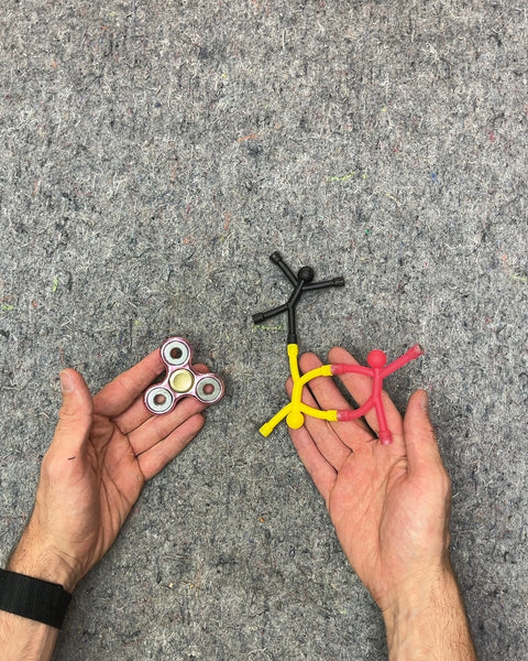 Fidget Spinner and Bendable Stick Figures To Keep Your Toddler Busy In The Plane For 5mn