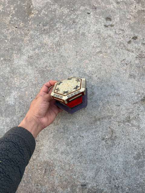 Beautiful Lil' Jewelry Box