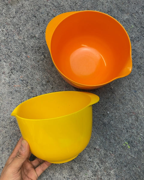 Two Fun Nice Plastic Mixing Bowls