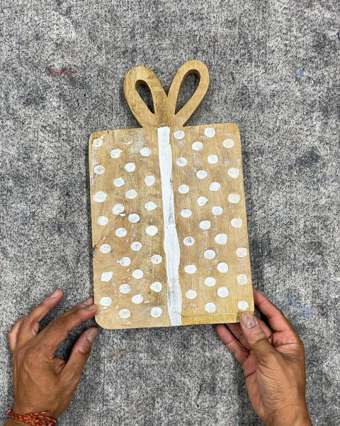 Wooden Gift Shaped Cutting Board, 7.5x10"