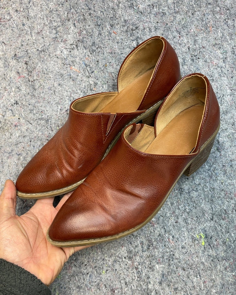 Universal Thread Brown Pointed Toe Flats, Size 9.5 F US