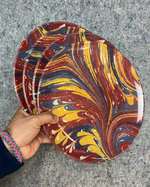 Funky Plastic Plates for Guests whom You're Kinda Close With