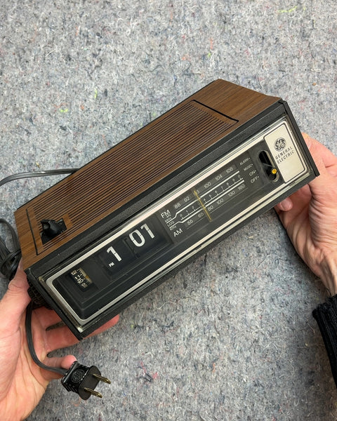 General Electric Flip Clock Radio, Model 7-4100C Works!