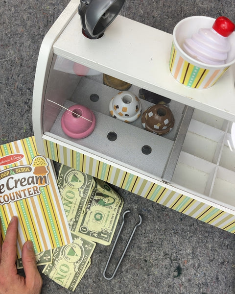 Melissa & Doug Scoop and Serve Ice Cream Counter