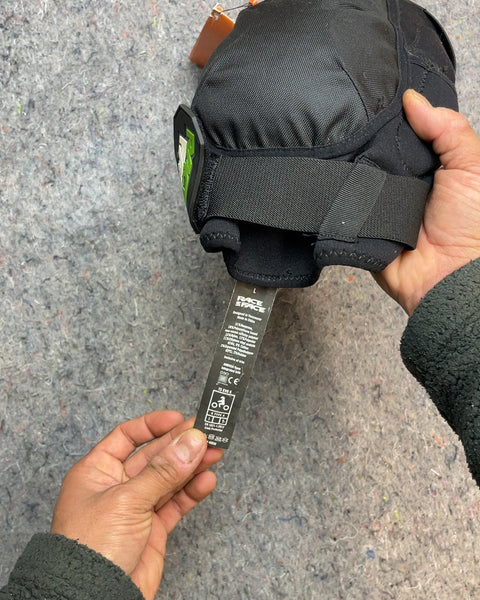 Race Face D30 Knee Pads, Size L