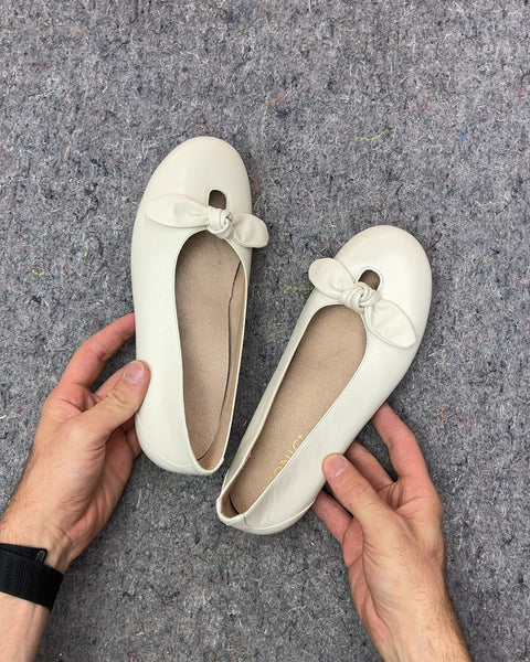 Brand New Vionic White Ballet Flats with Bows, Size US 7W or EU 37