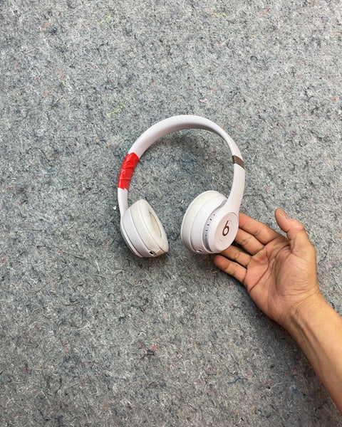 Beats Solo3 Wireless Headphones with a Kink