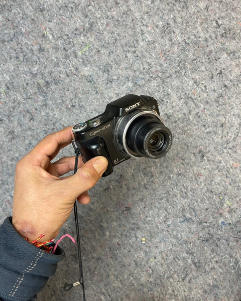Sony Cyber-shot Digital Camera, Turns On But Needs Charger For The Battery