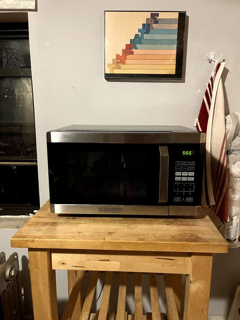 BLACK+DECKER 900-Watt Microwave Oven In Excellent Condition