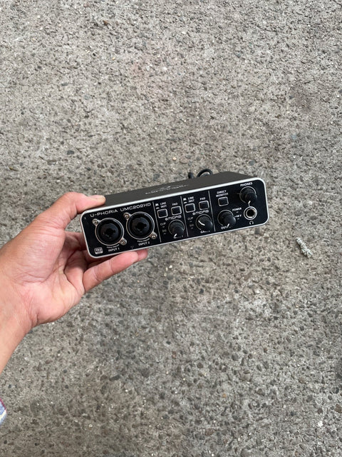 Behringer Audio Interface, Powers On