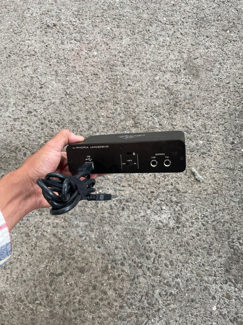 Behringer Audio Interface, Powers On