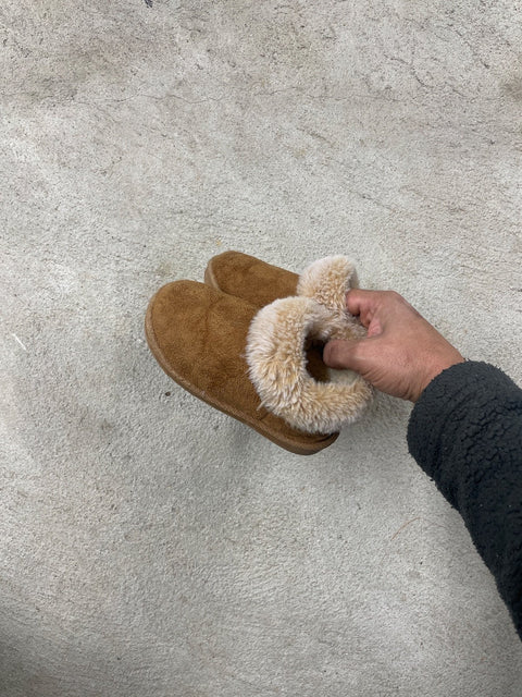 Cozy Suede-Like Slippers, Sz 10 Kids