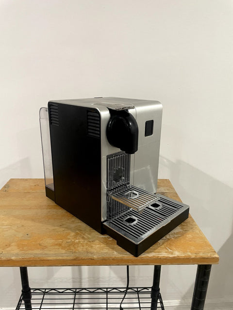 De'Longhi Nespresso EN750MB Lattissima Pro Espresso Machine With Milk Carafe