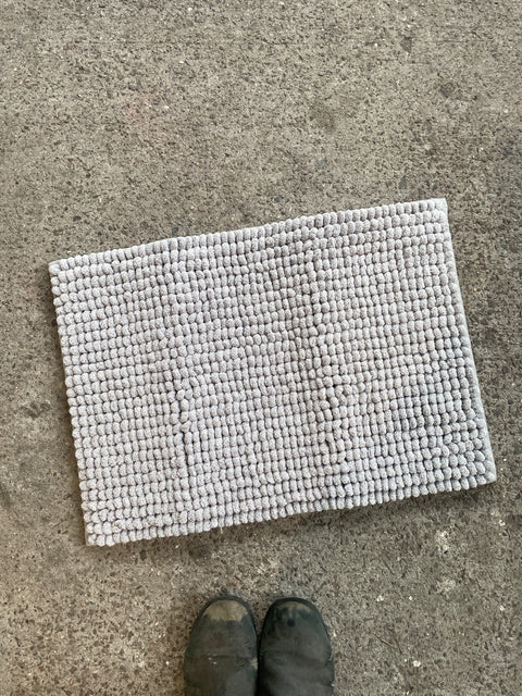 Fuzzy Gray Bath Mat, 16x24”