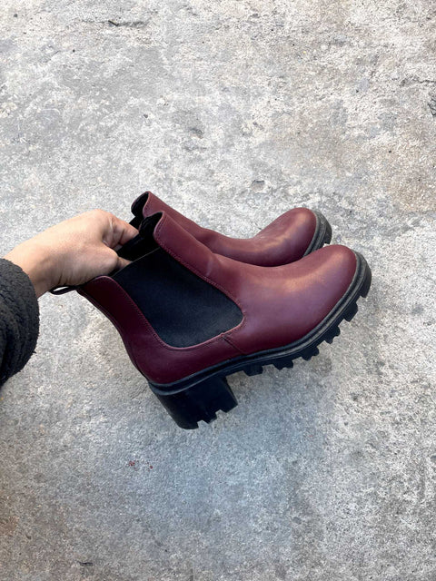 Heeled Chelsea Boot, Sz W9