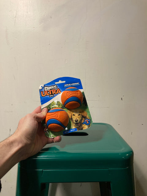 2 Chuckit Balls