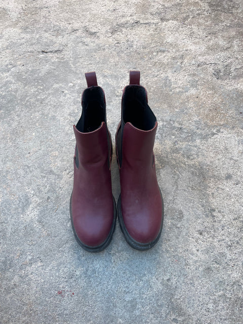 Heeled Chelsea Boot, Sz W9