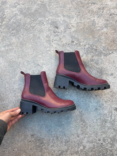 Heeled Chelsea Boot, Sz W9