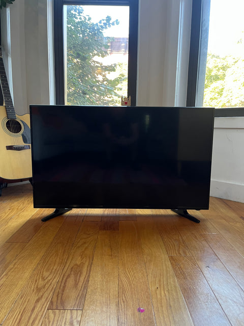Insignia 40 inches HD TV
