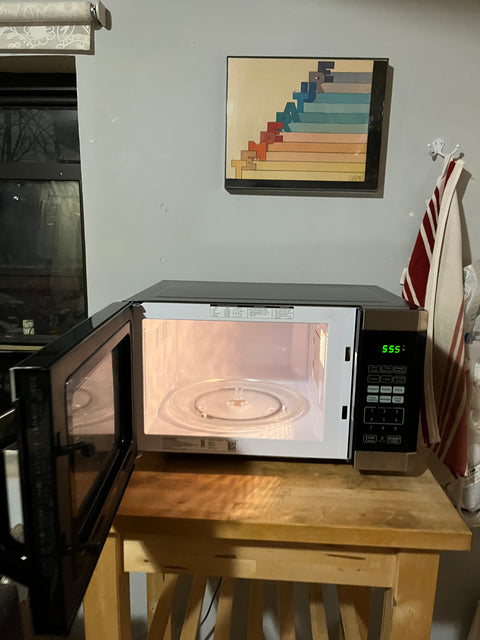 BLACK+DECKER 900-Watt Microwave Oven In Excellent Condition