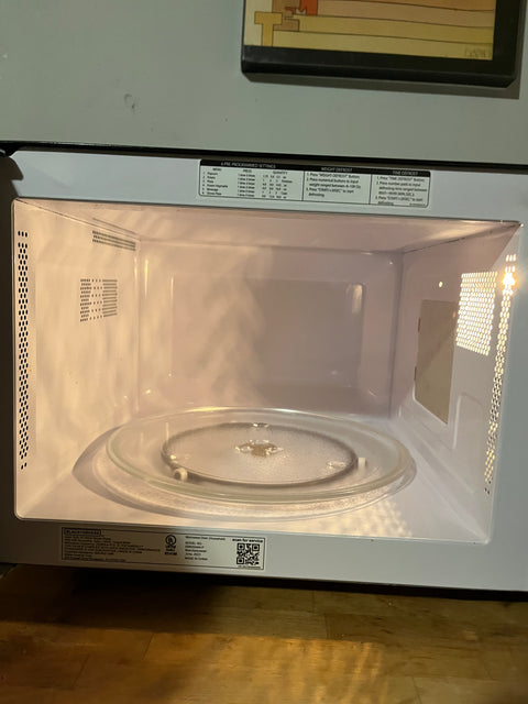 BLACK+DECKER 900-Watt Microwave Oven In Excellent Condition