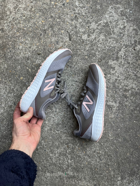 Like New New Balance Women's 520 V6 Running Shoes, Size US 9W or 40.5 EU