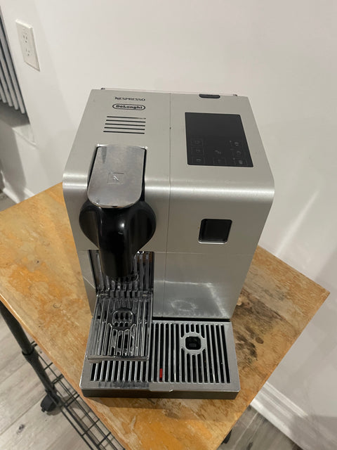 De'Longhi Nespresso EN750MB Lattissima Pro Espresso Machine With Milk Carafe