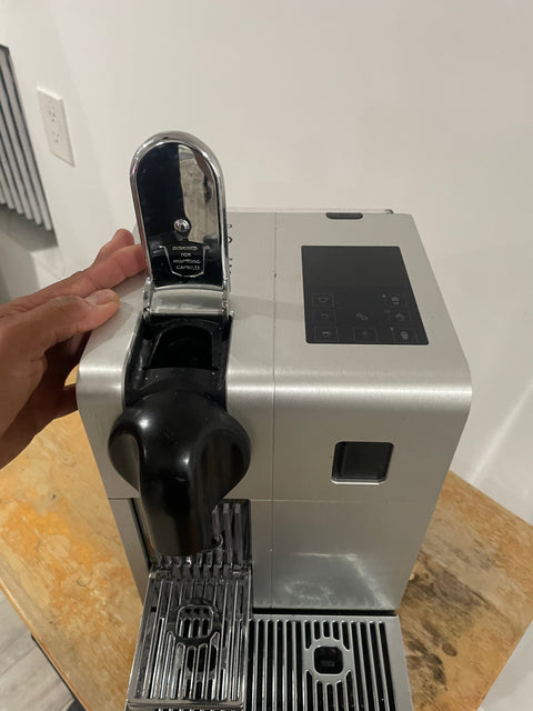 De'Longhi Nespresso EN750MB Lattissima Pro Espresso Machine With Milk Carafe