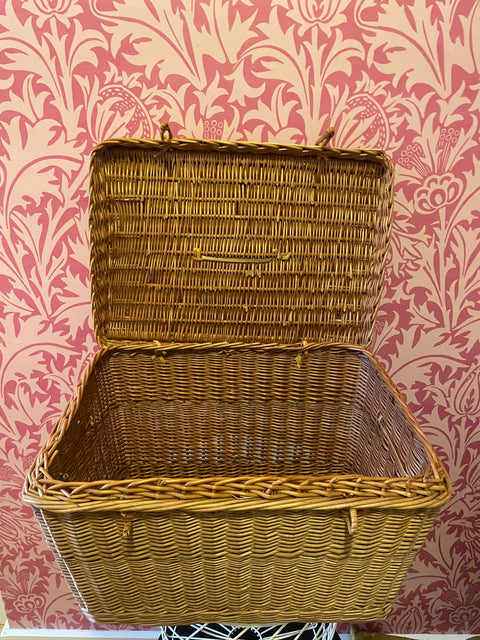 Very Nice Classic Wicker Picnic Basket