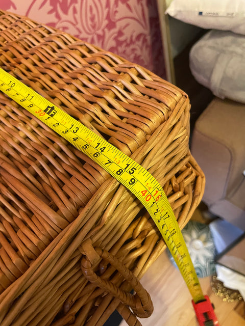Very Nice Classic Wicker Picnic Basket