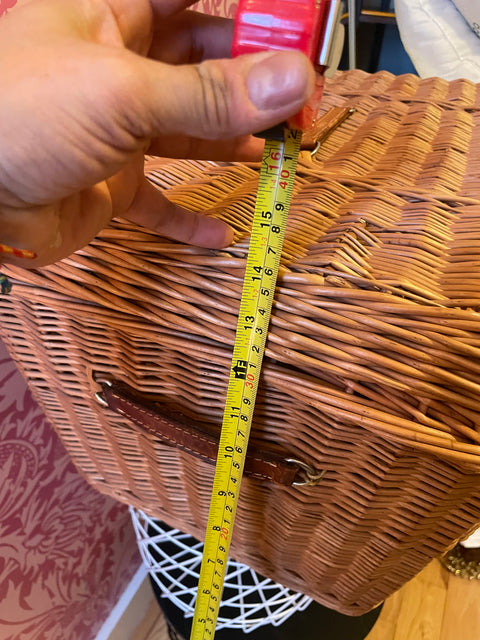 Very Nice Classic Wicker Picnic Basket