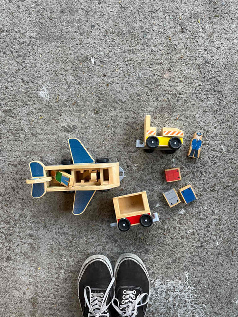Melissa & Doug Plane & Luggage Carrier Set