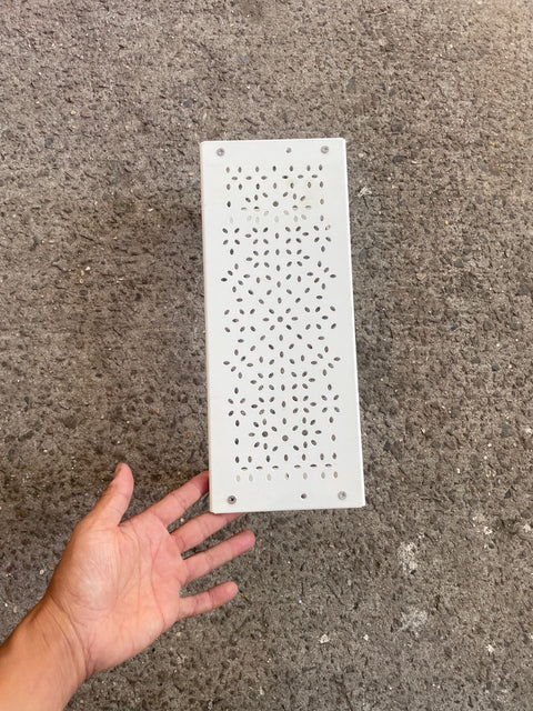 Metal Dish Stand White, 4 x 12”