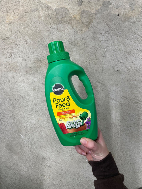 Miracle-Gro Pour & Feed