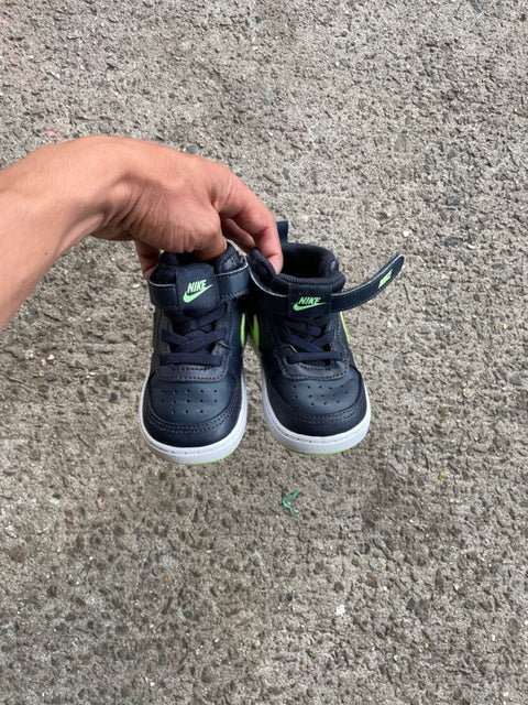 Like New Nike Kids Low Top, 5.5 C 23 EU