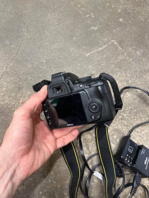 Nikon D3000 10.2MP Digital SLR Camera With 18-55mm Kit