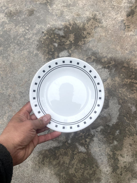 Single Pretty Black-trimmed Plate
