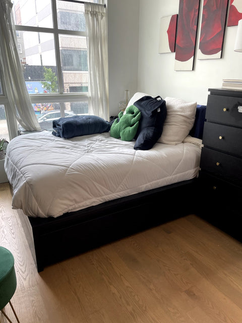 Solid Queen Bedframe with 4 Drawers, 70x90"