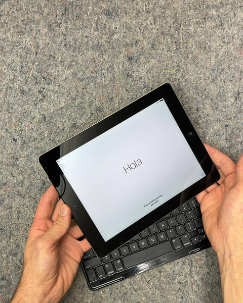 Older iPad (4th Generation) 64gb with Logitech Keyboard Case, Reset & Uses USB Lightning Cable For Charging