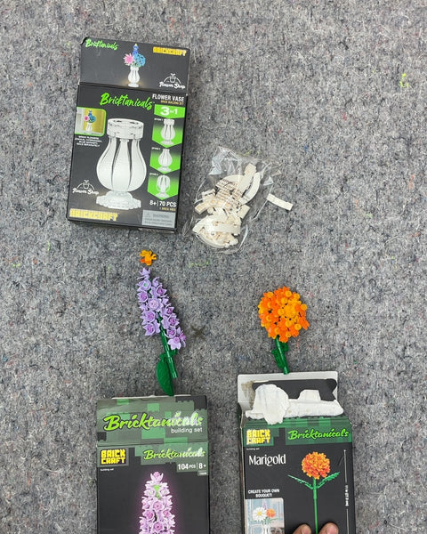 Bricktanicals Flower Vase and Marigold Building Sets