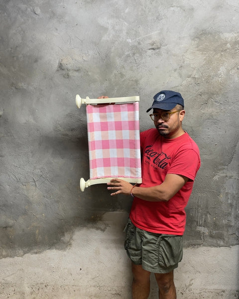 Mewoofun Pink Gingham Window Perch, 14x24"