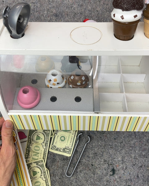 Melissa & Doug Scoop and Serve Ice Cream Counter