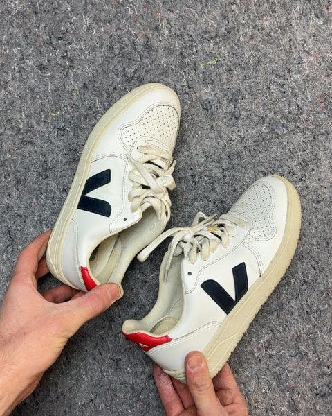 Veja Sneakers, Size US 6W or EU 37