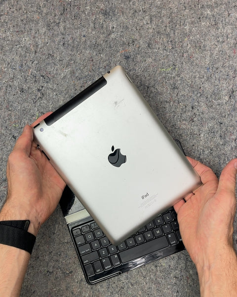 Older iPad (4th Generation) 64gb with Logitech Keyboard Case, Reset & Uses USB Lightning Cable For Charging