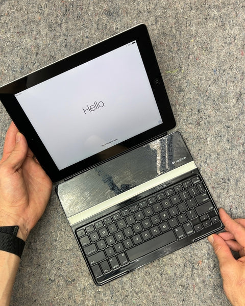 Older iPad (4th Generation) 64gb with Logitech Keyboard Case, Reset & Uses USB Lightning Cable For Charging