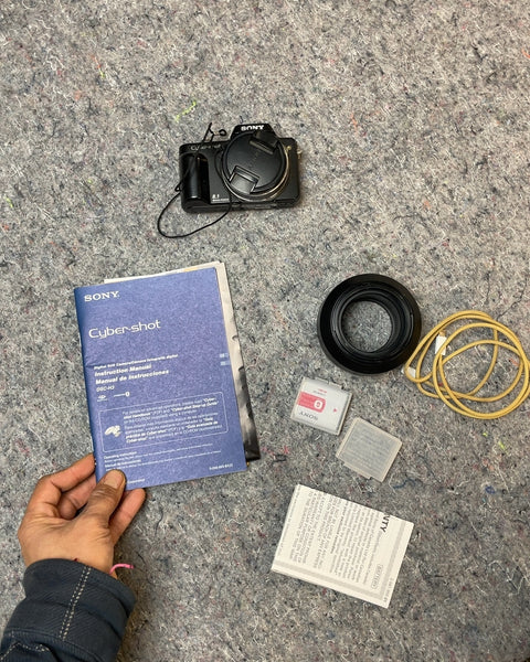 Sony Cyber-shot Digital Camera, Turns On But Needs Charger For The Battery