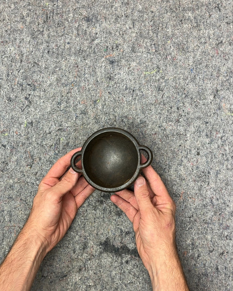 Vintage Lodge Cast Iron 3-Legged Serving Kettle/Cauldron