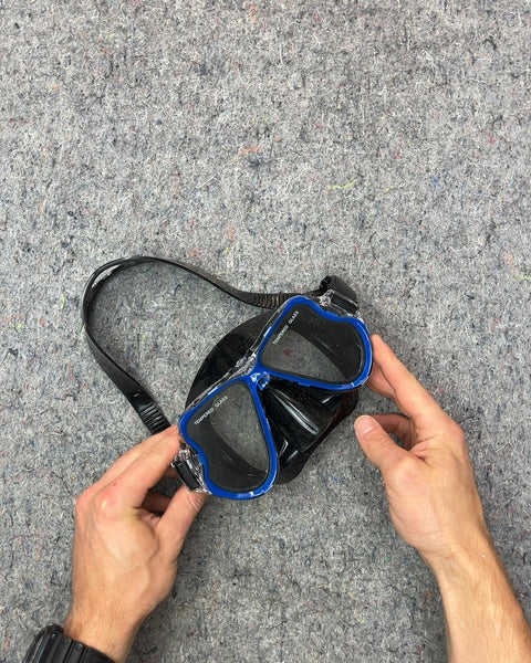 Blue and Black Diving Mask