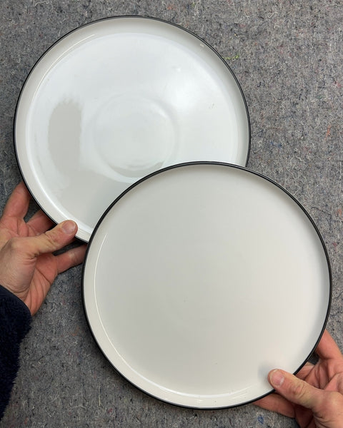 Two Cool Gibson Home Black Rimmed Dinner Plates